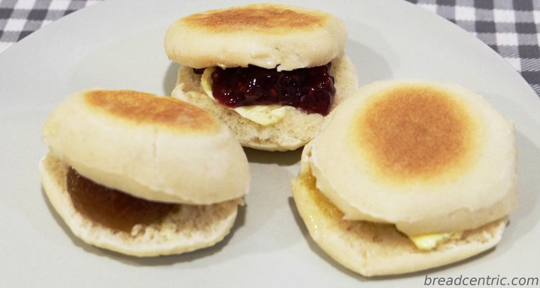Angielskie muffiny z miodem, dżemem i masłem