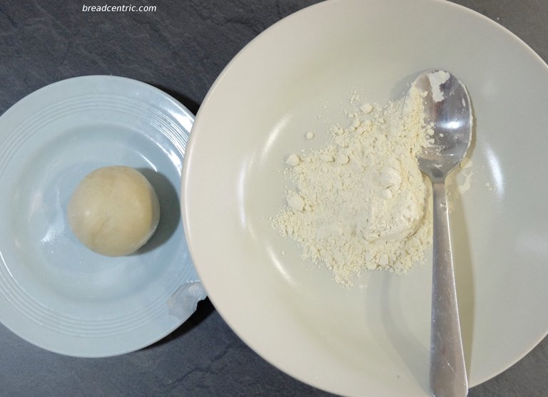 Gluten z ciasta (lewa) vs gluten w proszku (prawa)