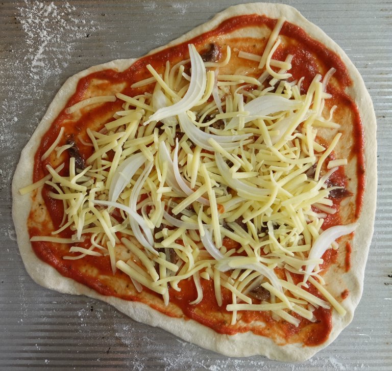 Pizza z sosem pomidorowym, anchois, serem i cebulą