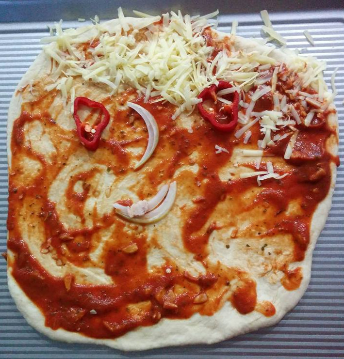 Twarz pizzowa z szynkową opryszczką na cebulowych wargach