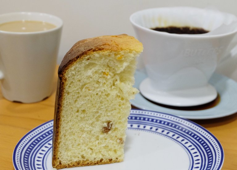 Świeże Panettone ze świeżą kawą