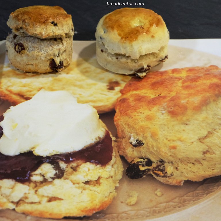 Scone’y ze zdjęciem z książki