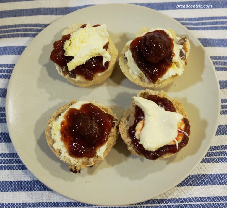 Scone’y z clotted cream o domowym dżemem truskawkowym (dzięki Mamo!)