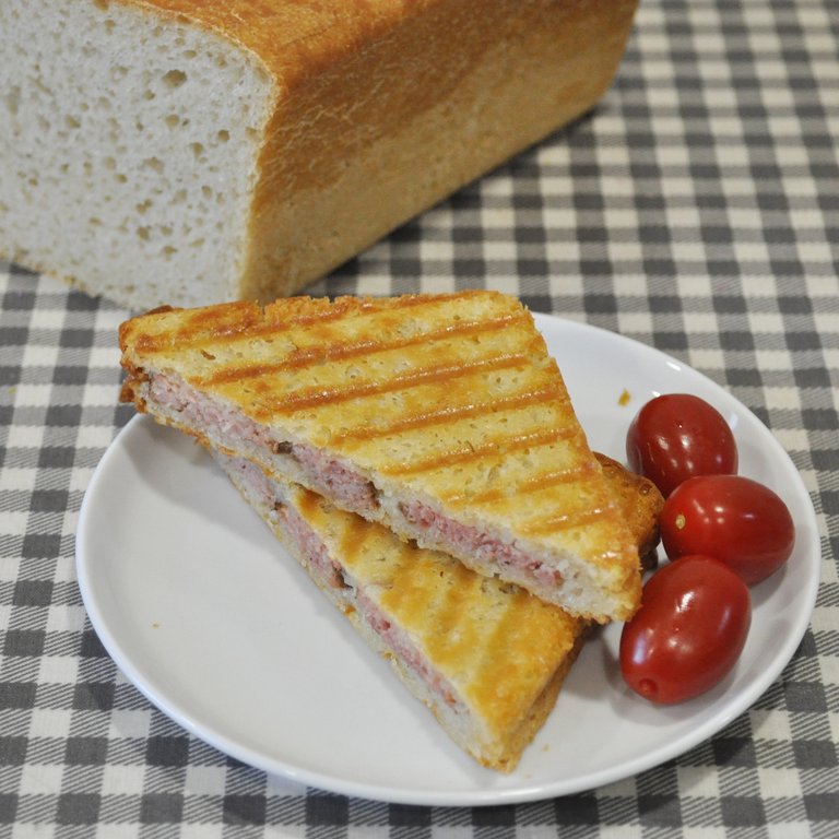 Kanapka z serem cheddar i swojską kiełbasą
