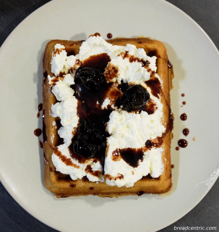 Gofr z bitą śmietaną, serkiem Mascarpone i domową konfiturą wiśniową